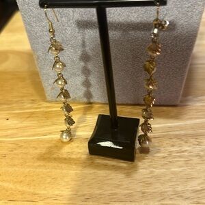 Pierced earrings, pearl and leaf. Very pretty and excellent condition​​